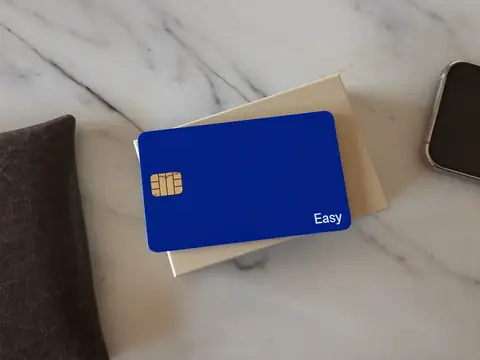 La carte Easy Mobiles 69 posée sur sa boîte