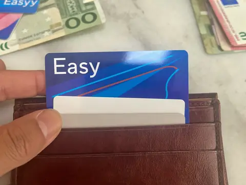 La carte Easy Mobiles 69 glissée dans la fente d'un portefeuille