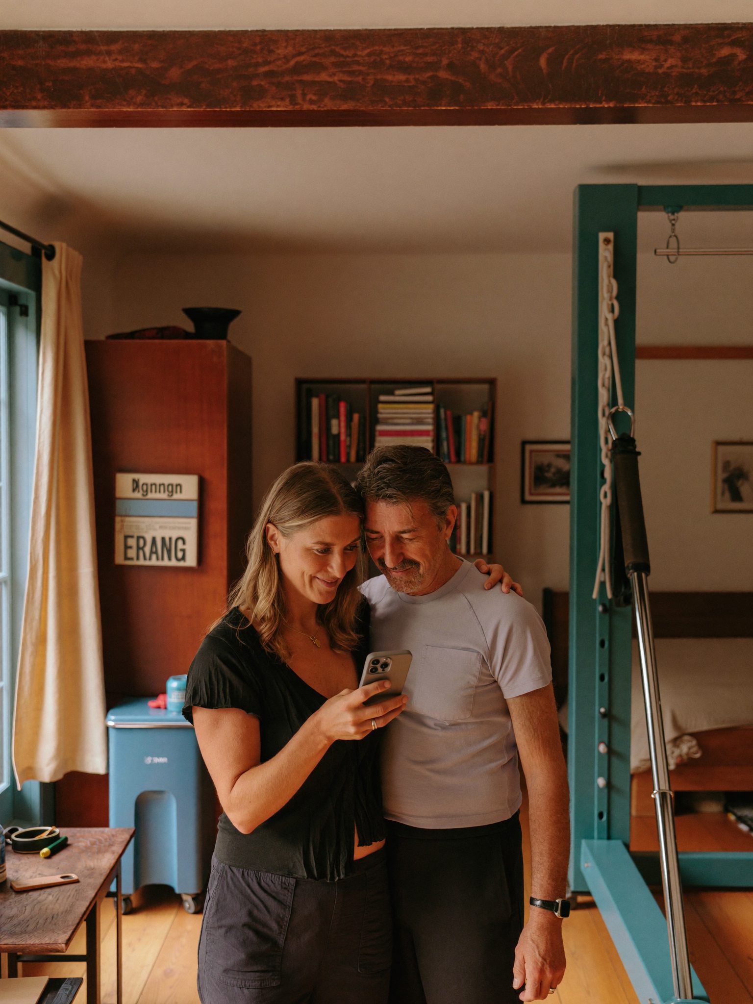 Une femme de 49 ans prenant une photo avec son smartphone dans une salle lumineuse