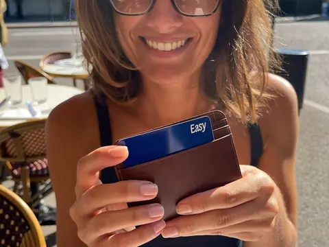 Une personne montre la carte Easy Mobiles 69 sortie de son portefeuille