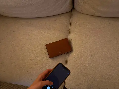 Un portefeuille glissé entre deux coussins de canapé